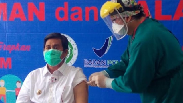 Bupati Banggai Herwin Yatim mengikuti vaksinasi corona perdana, Rabu (3/2). Foto: Istimewa
