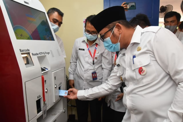 Wakil Wali Kota Padang Hendri Septa saat mencoba menggunakan mesin Anjungan Dukcapil Mandiri (AMD) yang merupakan layanan baru di Dinas Kependudukan dan Pencatatan Sipil Padang, Rabu 3 Februari 2021. Foto: ist