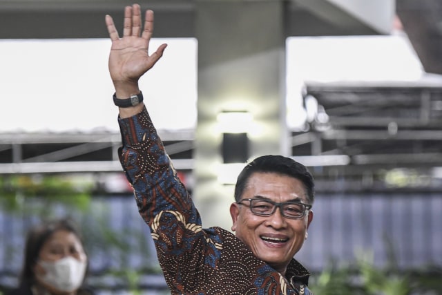 Kepala Kantor Staf Presiden Moeldoko melambaikan tangan usai memberi keterangan pers di kediamannya kawasan Menteng, Jakarta, Rabu (3/2). Foto: M Risyal Hidayat/Antara Foto