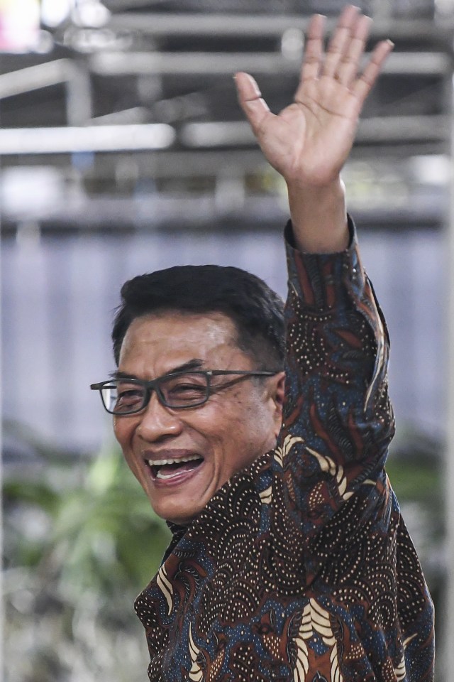 Kepala Kantor Staf Presiden Moeldoko melambaikan tangan usai memberi keterangan pers di kediamannya kawasan Menteng, Jakarta, Rabu (3/2). Foto: M Risyal Hidayat/Antara Foto