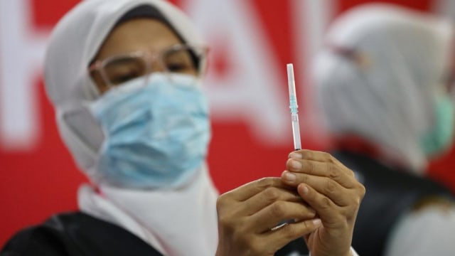 Tenaga medis memperlihatkan dosis vaksin Sinovac yang digunakan pada pelaksanaan program vaksinasi corona tahap kedua di Aceh, Jumat (29/1). Foto: Suparta/acehkini