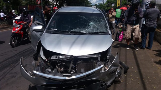 Mobil yang mengalami kecelakaan di ruas jalan mapanget, Kota Manado