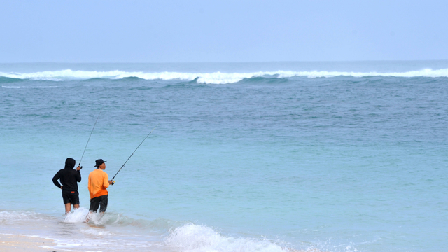 Wisatawan memancing di kawasan Pantai Pandawa, Badung, Bali, Rabu (3/2). Foto: Fikri Yusuf/ANTARA FOTO