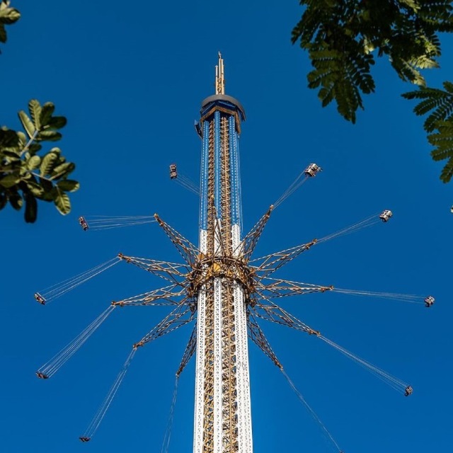 Bollywood Skyflyer, wahana ayunan tertinggi di dunia yang dimiliki Dubai. Foto: Bollywood Parks Dubai