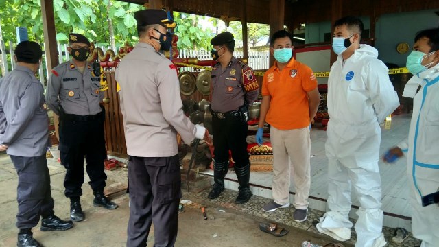 Polisi memeriksa lokasi satu keluarga yang ditemukan tewas dengan kondisi mengenaskan di rumahnya yang juga merupakan Padepokan Seni, di Rembang, Jawa Tengah. Foto: Dok. Istimewa