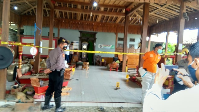 Polisi memeriksa lokasi satu keluarga yang ditemukan tewas dengan kondisi mengenaskan di rumahnya yang juga merupakan Padepokan Seni, di Rembang, Jawa Tengah. Foto: Dok. Istimewa