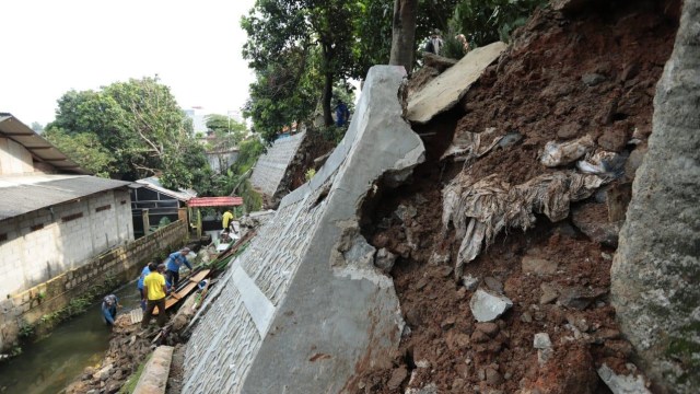 Petugas memeriksa lokasi tanah longsor di Jagakarsa, Jakarta Selatan, Kamis (4/2). Foto: Dok. Istimewa