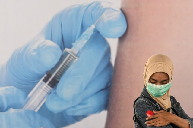Tenaga kesehatan sebelum mendapatkan vaksinasi dosis pertama vaksin coronaSinovac di Istora Senayan, Jakarta, Kamis (4/2). Foto: M Risyal Hidayat/ANTARA FOTO