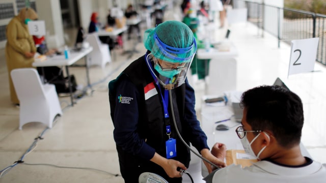 Seorang tenaga kesehatan diperiksa sebelum mendapatkan vaksinasi dosis pertama vaksin COVID-19 Sinovac di Istora Senayan, Jakarta, Kamis (4/2). Foto: Willy Kurniawan/REUTERS