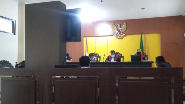 Sidang vonis terdakwa Ketua DPW Partai Berkarya Sulteng Salim Baculu, di Pengadilan Negeri Palu, Jalan Samratulangi, Kota Palu, Kamis (4/2). Foto: Rian/PaluPoso