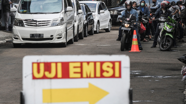 Sejumlah pengendara mobil dan motor antre untuk pemeriksaan uji emisi gas buangan di kantor Dinas Lingkungan Hidup DKI Jakarta, Selasa (26/1). Foto: Fakhri Hermansyah/ANTARA FOTO