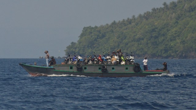 Aktivitas pelayaran kapal kayu tradisional rute Tidore Ternate, Maluku Utara. Foto: Olis/cermat