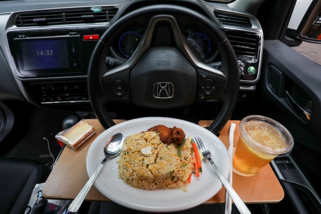 Sebuah hidangan untuk layanan 'dine in car' di Cyberjaya, Malaysia. Foto: Lim Huey Teng/REUTERS