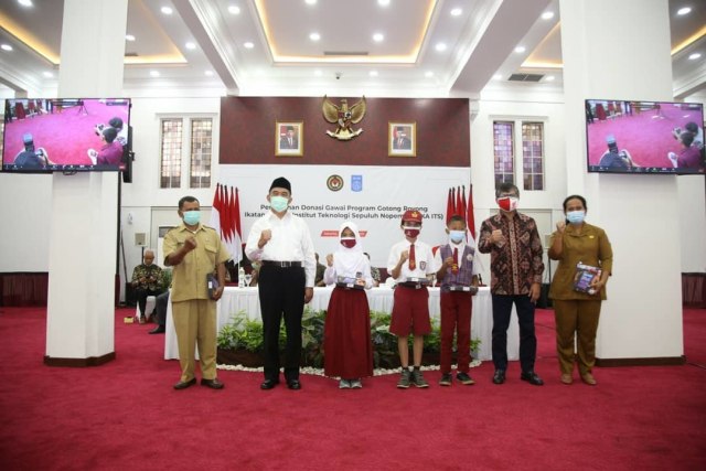 Ikatan Alumni ITS Bagi Ratusan HP dan Kuota untuk Anak Tidak Mampu
