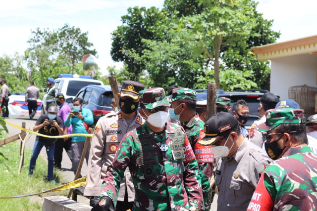 Irdam V Brawijaya Brigjen TNI arie Subekti,  S.A.P., didampingi Forkopimda kabupaten Tulungagung mengunjungi lokasi terdampak banjir di wilayah Campurdarat, Bandung