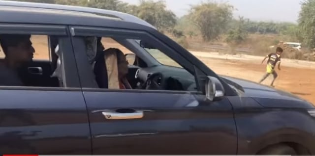 Nenek berusia 89 tahun bernama Nani Gangabai Mirkute belajar menyetir mobil dan ingin punya SIM. (Foto: Tangkapan Layar/BBC News Marathi)