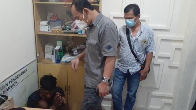 Polisi mengamankan seorang pemuda yang menodongkan airsoft gun di Daan Mogot. Foto: Dok. Istimewa