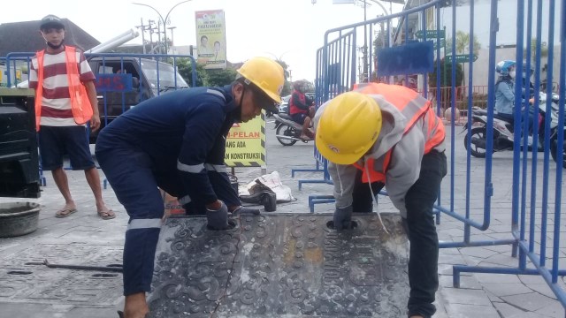 Perbaikan manhole cover Tugu Pal Putih Yogyakarta. Foto: Erfanto/Tugu Jogja.