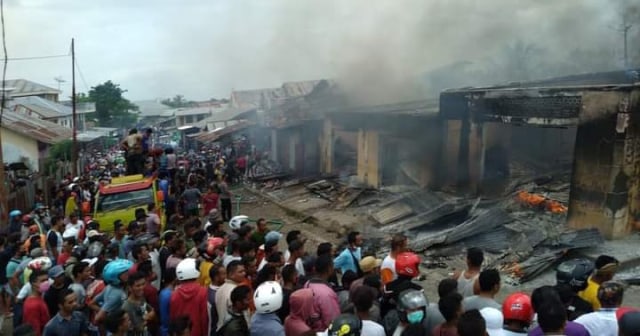 Kebakaran ruko di Kelurahan Tangge, Kecamatan Lembor, Kabupaten Manggarai Barat, Jumat (5/2). Foto: istimewa. 