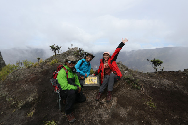 Tiga orang pendaki di salah satu puncak kaldera Gunug Tambora. Doc. Tim Jelajah 54 TN dan Balai TN Tambora.