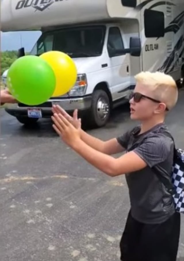 Momen haru bocah 7 tahun di Ohio, Amerika Serikat, akhirnya bisa melihat warna. (Foto: Tangkapan Layar YouTube/Newsflare) 