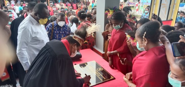 Penandatanganan Prasasti oleh Ketua BPAM Sinode GKI di tanah Papua Pdt. Andrikus  Mofu, MTh bersama Bupati Maybrat Bernard Sagrim