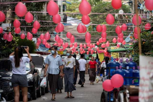 Toko-toko dihiasi dengan balon merah selama protes menentang kudeta militer di Yangon, Myanmar. Foto: STR/REUTERS