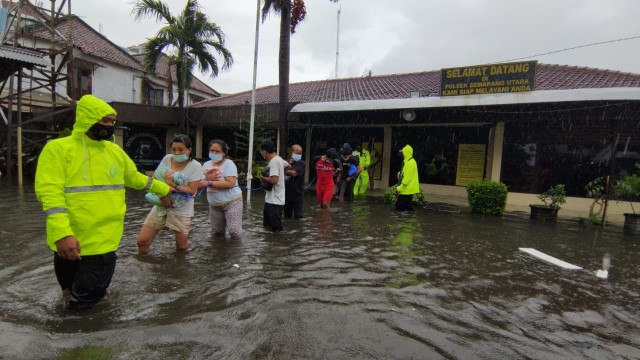 Sejumlah tahanan di Mapolsek Semarang dievakuasi karena banjir. Foto: kumparan