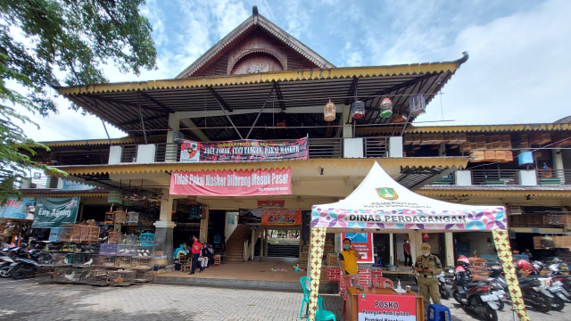 Pengelola Pasar Depok Solo mendirikan pos penegakan disiplin protokol kesehatan