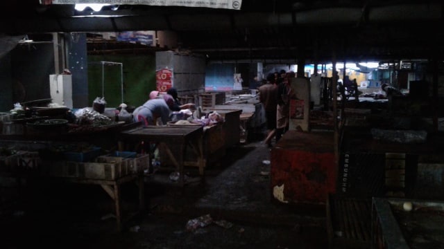 Sejumlah pedagang di Pasar Bumijawa masih berjualan, Sabtu (6/2/2021).