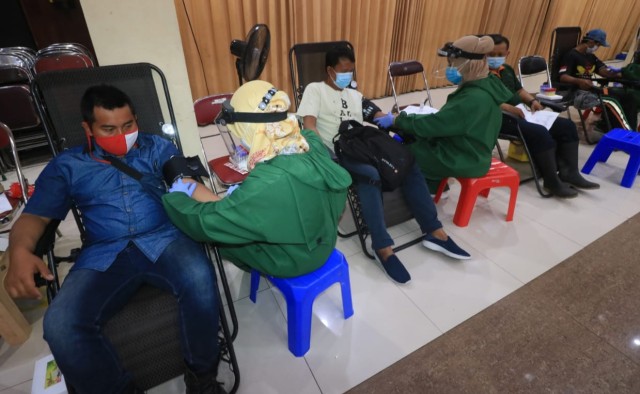 Skrining donor plasma konvalesen yang diikuti 200 ASN dan non ASN Pemkot Surabaya, Sabtu (6/2). Foto-foto: Masruroh/Basra