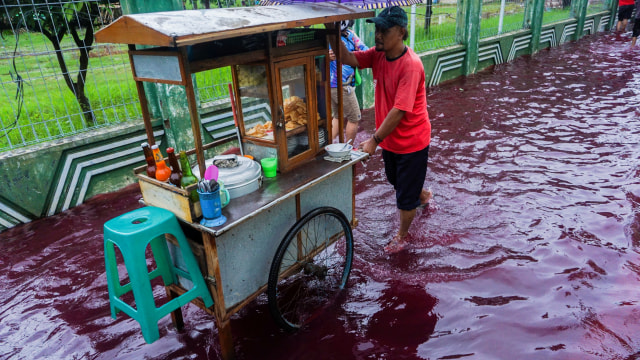 Polisi Amankan Bungkus Obat Batik yang Bikin Banjir di Pekalongan Berwarna Merah (54916)