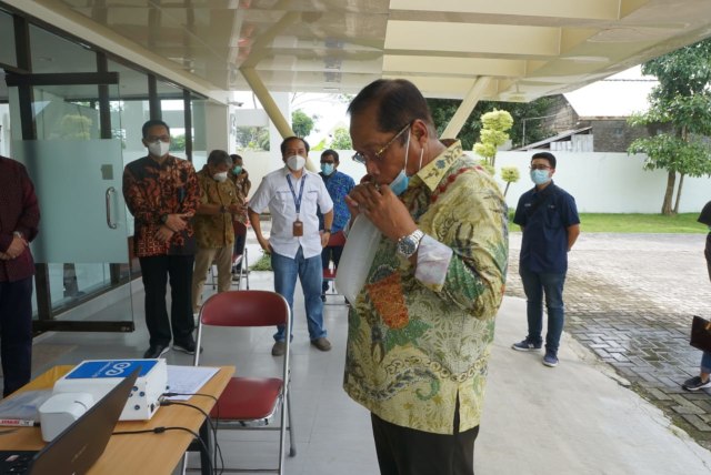 Komisaris Utama Petrokimia Gresik, Nugroho Purwanto saat melakukan test deteksi COVID-19 menggunakan GeNose. Foto: Istimewa. 