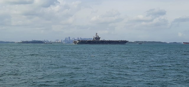 2 Kapal Perang AS di Selat Malaka, USS Nimitz (CVN-68) dan USS Steret (DDG-104). Foto: Dok. Koarmada 1