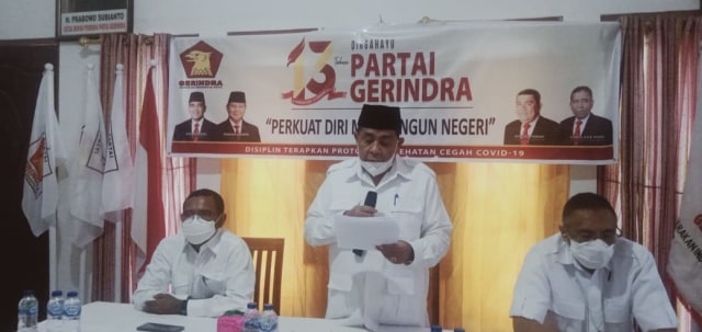 Foto: Ketua DPD Partai Gerindra, NTT Esthon Fonay didampingi Sekertaris DPD Gerindra, Gabriel Beri Bina saat merayakan acara HUT ke-13 Partai Gerindra.