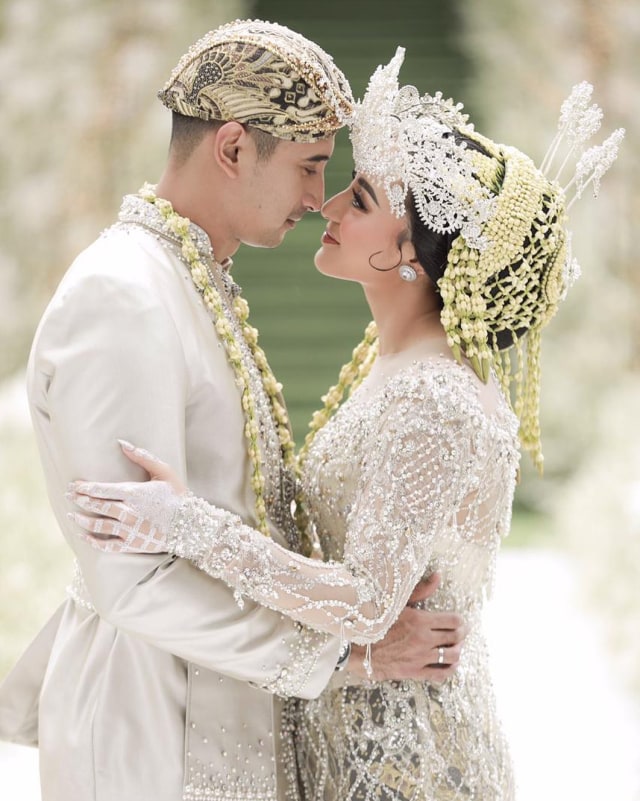 Ali Syakieb dan Margin Wieheerm resmi menikah. Foto: Instagram/bennusorumba
