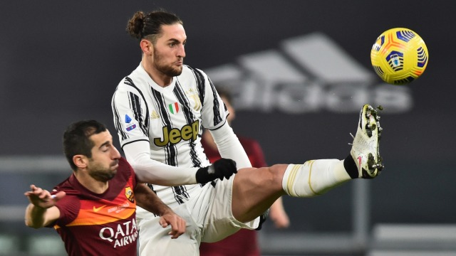 Pemain Juventus Adrien Rabiot berebut bola dengan pemain AS Roma Henrikh Mkhitarya pada pertandingan lanjutan Serie A Italia di Allianz Stadium, Turin, Italia. Foto: Massimo Pinca/REUTERS