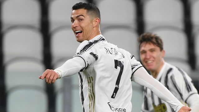 Selebrasi pemain Juventus Cristiano Ronaldo usai mencetak gol ke gawang AS Roma pada pertandingan lanjutan Serie A Italia di Allianz Stadium, Turin, Italia. Foto: Isabella BONOTTO / AFP