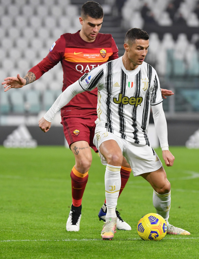 Pemain Juventus Cristiano Ronaldo berusaha melewati hadangan pemain AS Roma pada pertandingan lanjutan Serie A Italia di Allianz Stadium, Turin, Italia. Foto: Isabella BONOTTO / AFP