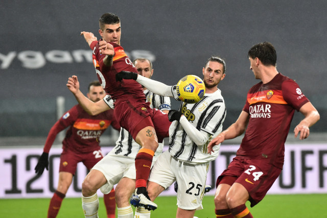 Pemain Juventus berebut bola dengan pemain AS Roma pada pertandingan lanjutan Serie A Italia di Allianz Stadium, Turin, Italia. Foto: Massimo Pinca/REUTERS