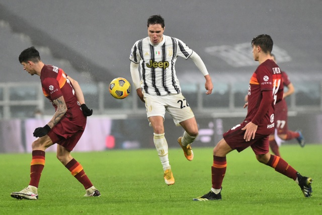 Pemain Juventus Federico Chiesa berusaha melewati hadangan pemain AS Roma pada pertandingan lanjutan Serie A Italia di Allianz Stadium, Turin, Italia.
 Foto: Massimo Pinca/REUTERS