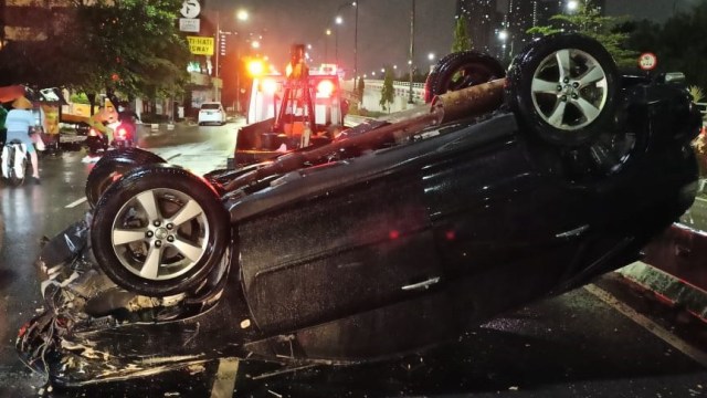 Kecelakaan Tunggal Terjadi di Grogol, Mobil Terbalik hingga Ringsek (210563)
