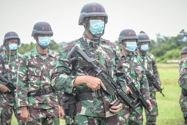 Kerennya Senapan SS2 Terbaru Buatan Pindad yang Dipakai Pengawal Khusus Prabowo (220978)