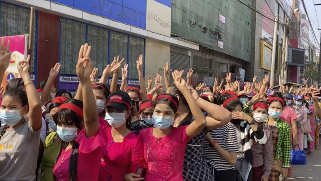 Pengunjuk rasa memberikan hormat tiga jari saat mereka berunjuk rasa di Yangon, Myanmar Sabtu (6/2). Foto: AP Photo