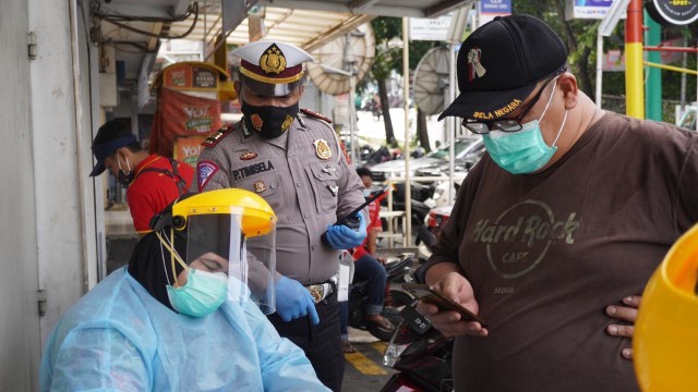 Razia PPKM, 3 Pesepeda di Simpang Dago Bandung Reaktif COVID-19 (73606)