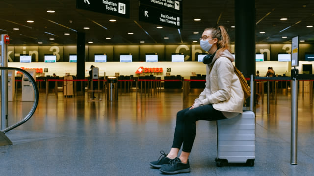 Ilustrasi traveler perempuan menunggu di bandara Foto: Dok. Pegipegi