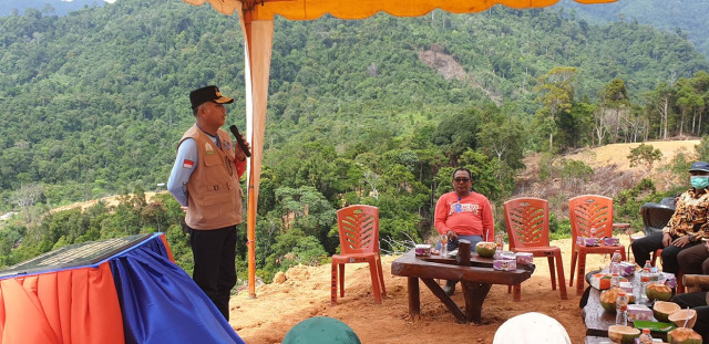 Gubernur Aceh Nova Iriansyah (berdiri) dan Tgk. Abrar Muda (duduk) di saat kunjungan Gubernur Aceh ke Puncak Sigantang Sira (Foto: facebook sigantangsira)