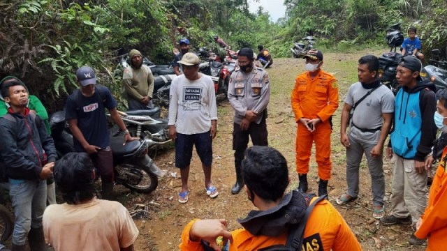 Tim Basarnas bersama anggota kepolisian, Babinsa dan masyarakat sekitar sedang melakukan persiapan pencarian korban atas nama Warsi Rahim (40), di hutan Desa Simpangan, Kabupaten Banggai, Sulteng, Minggu (7/2). Foto: Istimewa