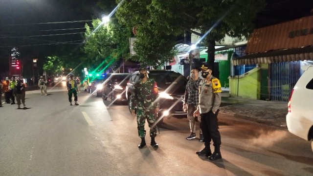 Aparat gabungan di Blora saat laksanakan patroli skala besar, untuk memantau pelaksanaan program Jateng di Rumah Saja. Sabtu (06/02/2021) malam. (foto: istimewa)