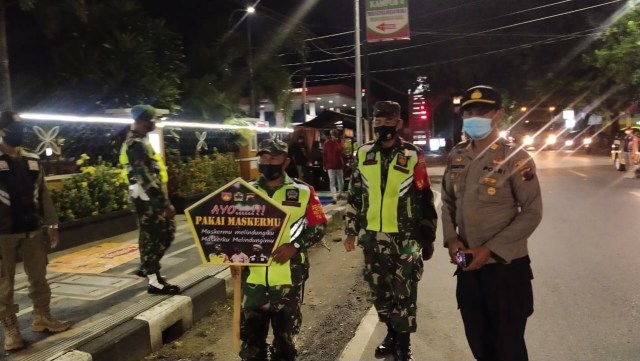 Aparat Gabungan di Blora Pantau Pelaksanaan Gerakan Jateng di Rumah Saja (69392)